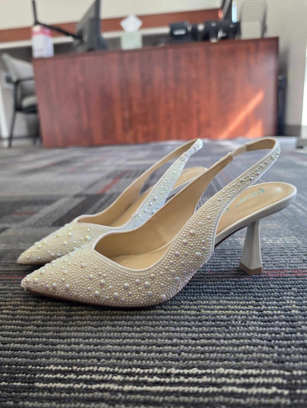 Betsey Johnson Clark Ivory Pearl Rhinestone Slingback Heels Size 6 Bridal